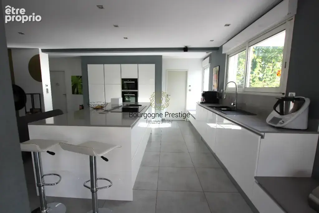 Maison individuelle et familiale a ossature bois de 223 m² -  centre ville macon- cinq chambres - piscine - terrasse - garage - photo 6
