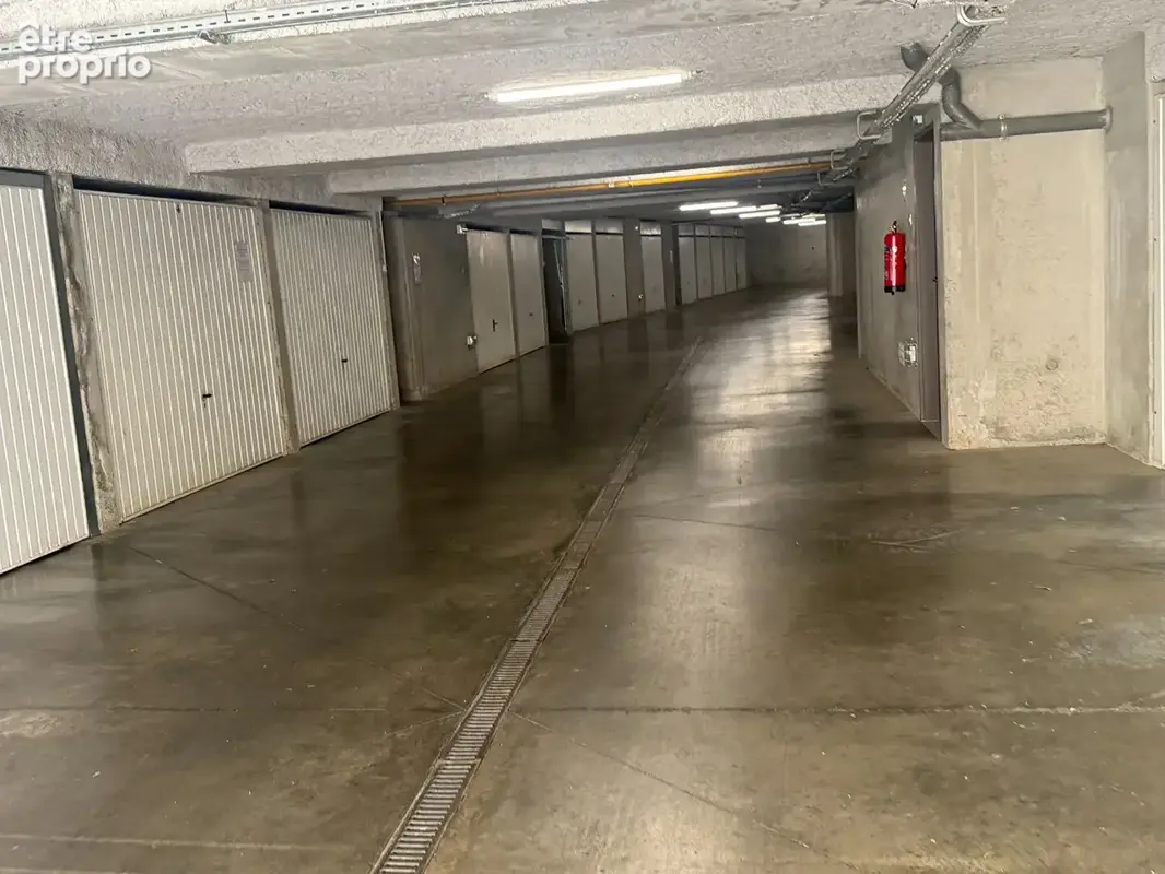 Parking à GREZIEU-LA-VARENNE