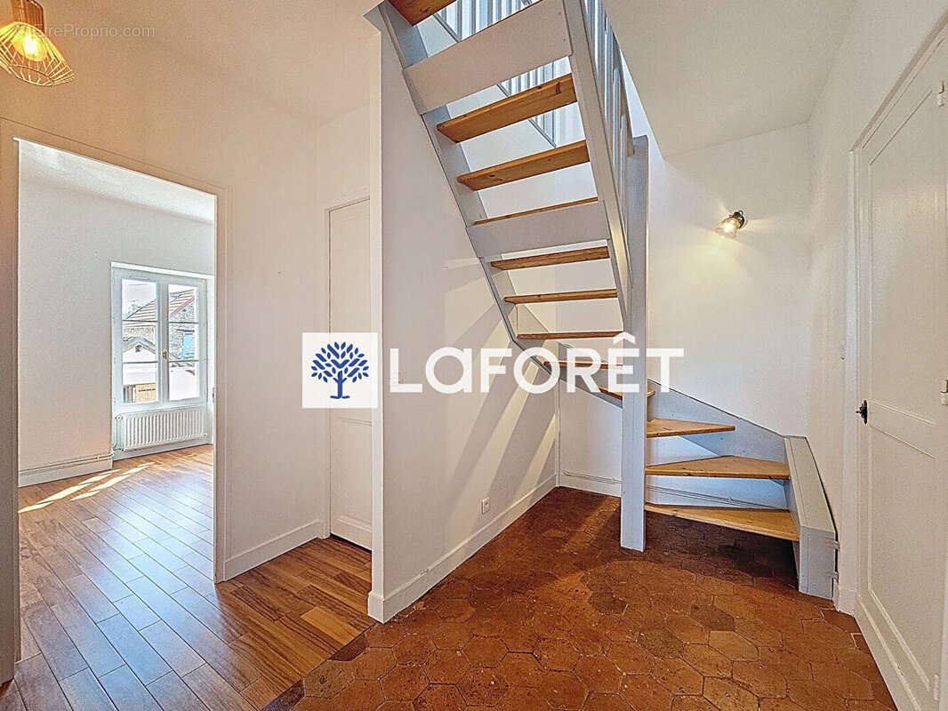 L'alternative idéale à un appartement : une maison de charme au coeur de Crespières. - photo 8