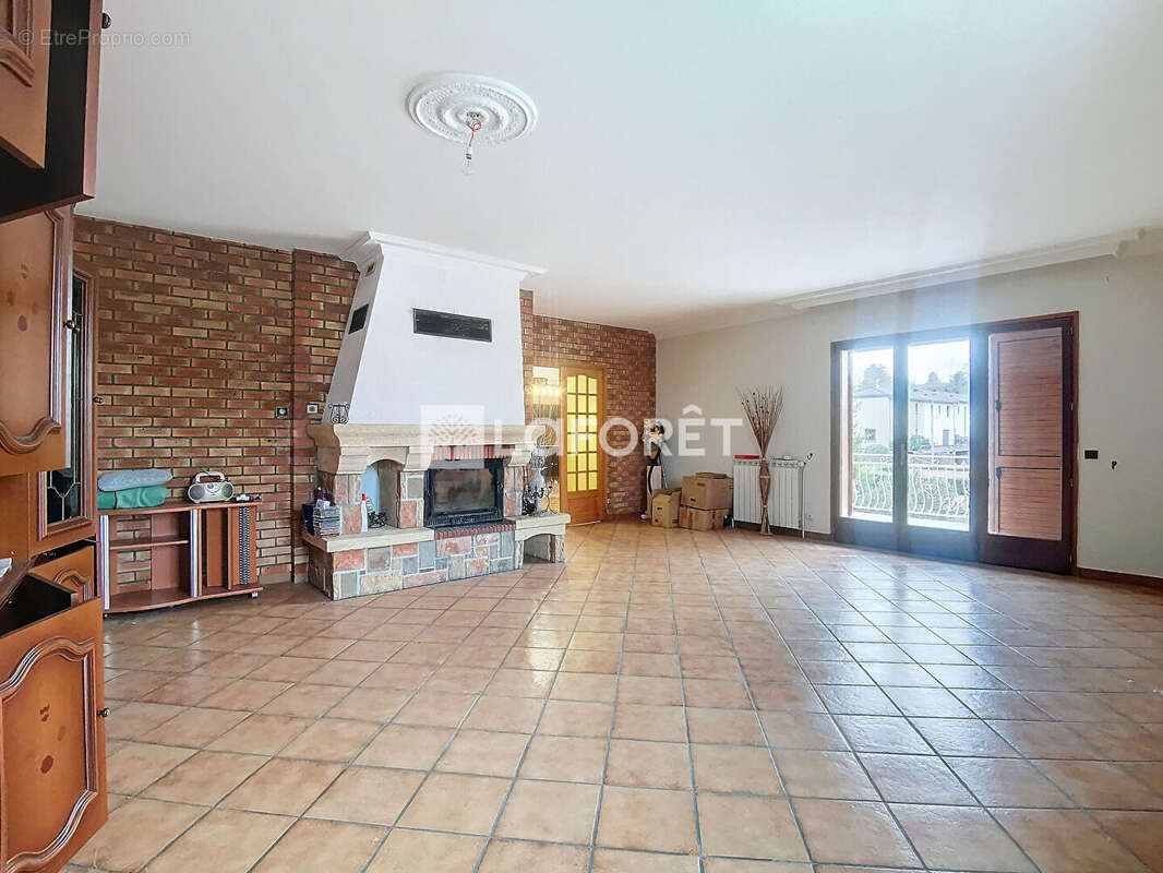 Maison familiale avec piscine, beaux volumes et espace indépendant - photo 4