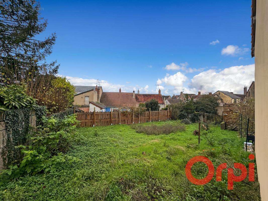 Maison à AINAY-LE-CHATEAU