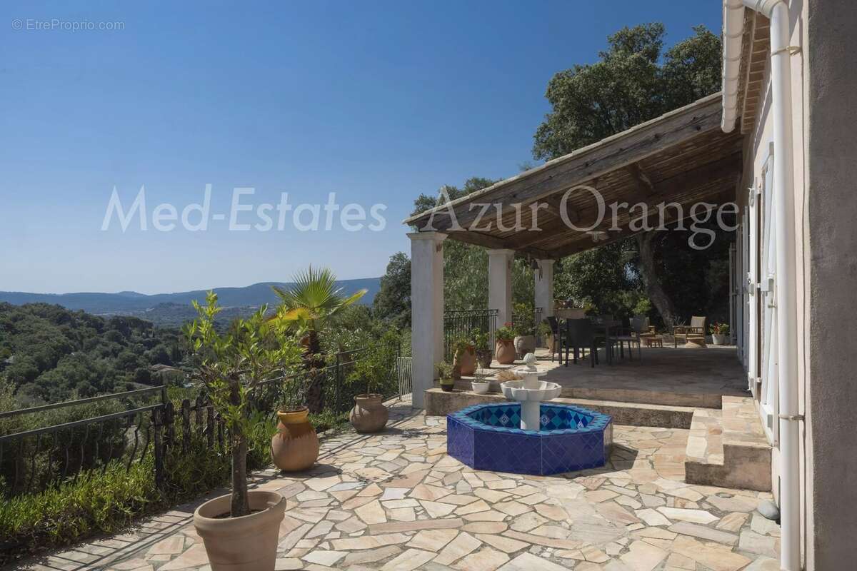 Maison - 2 chambres piscinable et extension possible avec vue panoramique sur le château et village de Grimaud - photo 5