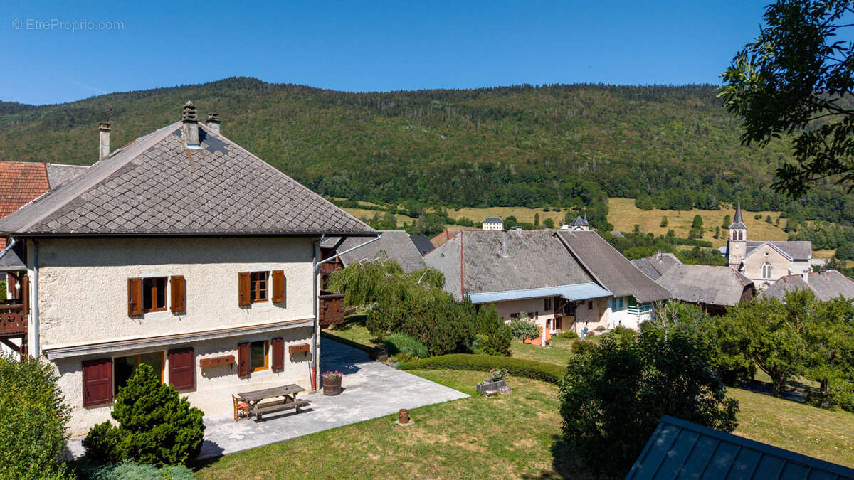 Le Noyer - Ferme rénovée de caractère - potentiel de 336m2 habitable - 2.630m2 de terrain plat - photo 4