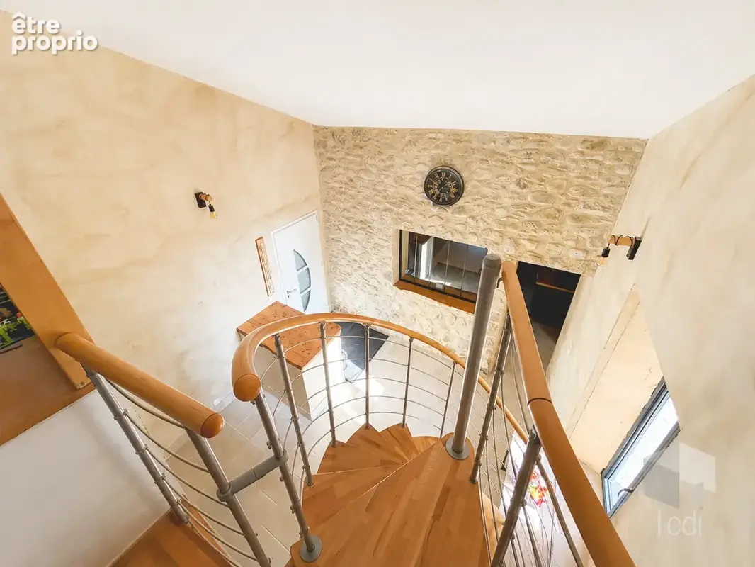 CHAROLS, propriété de 365 m2 sur un terrain 2 hectares - photo 6