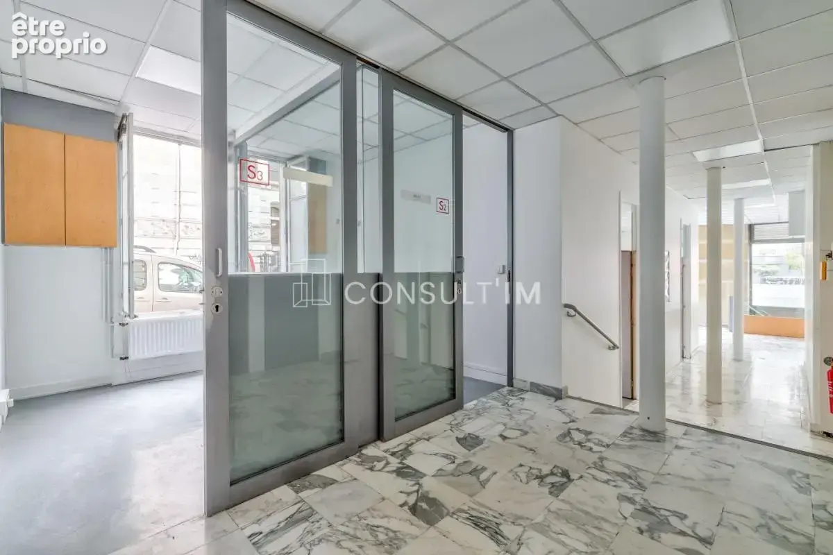 Métro Saint-Marcel, boutique d'angle à vendre dans un bel immeuble - photo 4