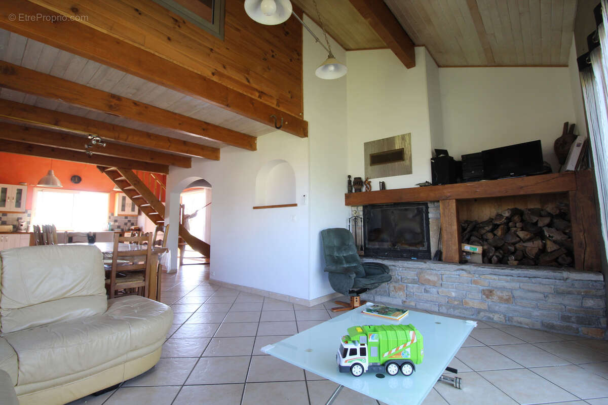 Maison à SAINT-VICTOR-ET-MELVIEU