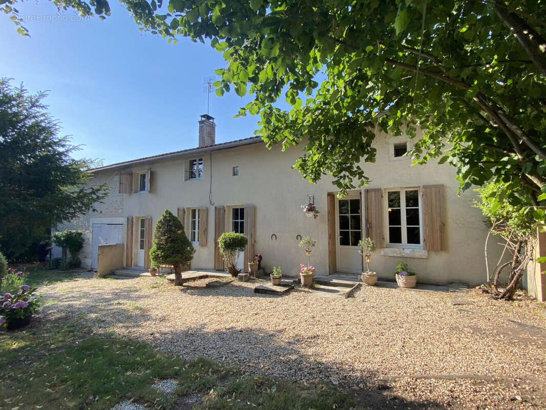 facade juin 2026 - Maison à YVIERS