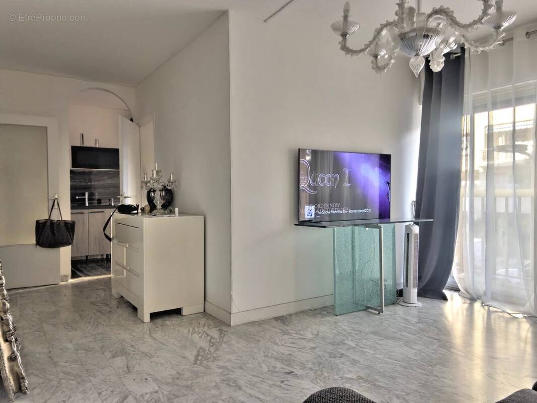 Studio 40 m² repensé avec vraie chambre – Nice - photo 2