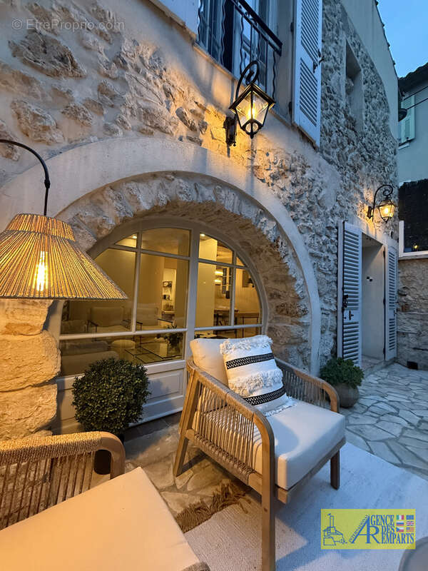 Maison avec Jardin dans le VIEIL ANTIBES - photo 2