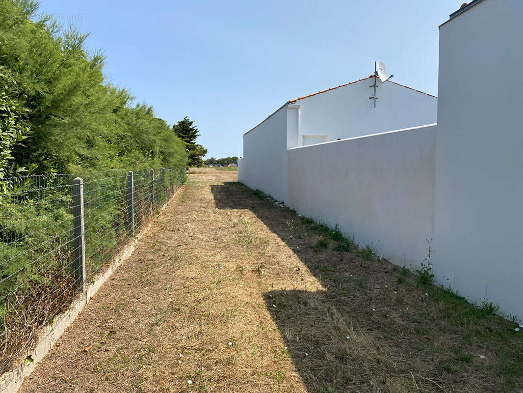 SAINT DENIS - Terrain à bâtir - 799 m² - photo 3