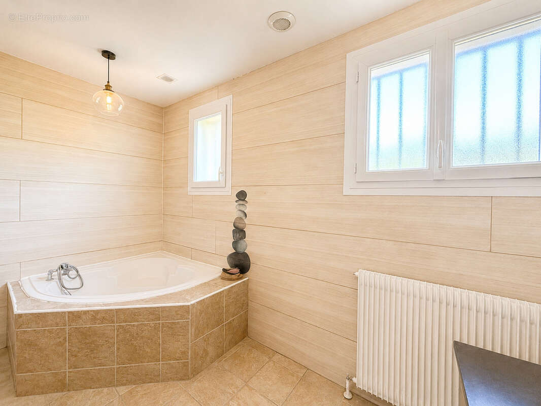 Villa traditionnelle 186 m2 habitables sur 962 m2 de terrain avec garage à Saint-Clair-Du-Rhône - photo 15