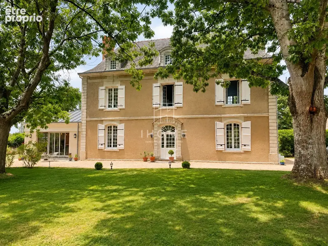 Photo Maison à Soulaire-Et-Bourg au prix de 748 000€