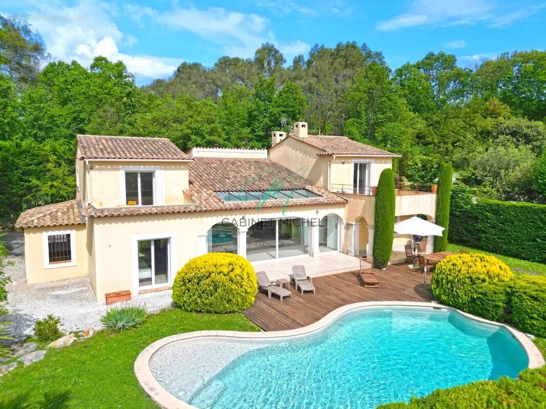 Maison à ROQUEFORT-LES-PINS