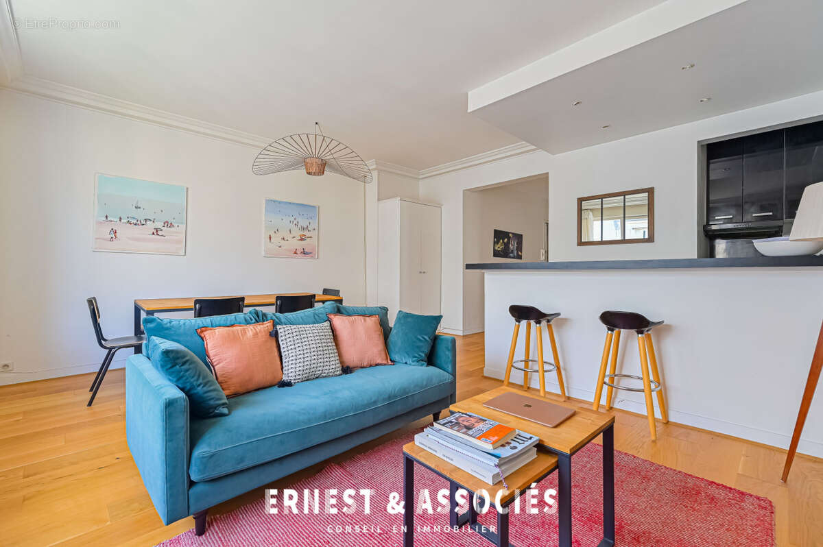 Appartement à PARIS-16E