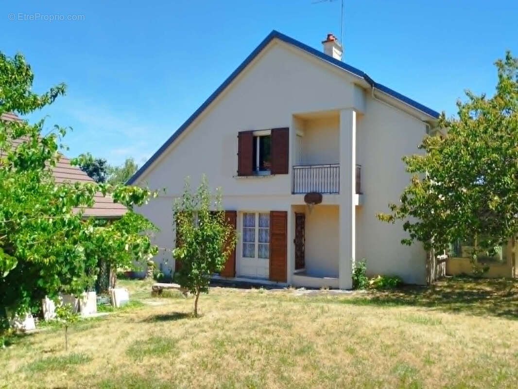 Maison à CREUZIER-LE-VIEUX