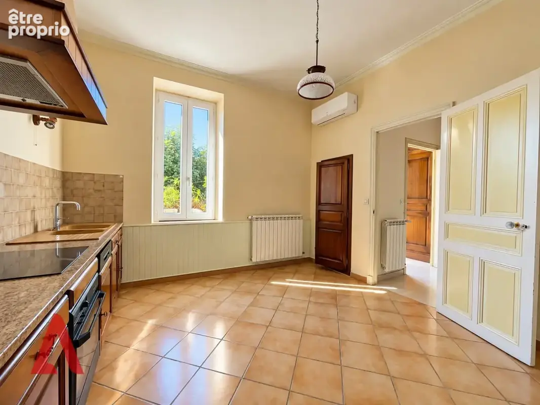 Élégante maison de caractère de 300 m²  Beaux volumes  Belle hauteur sous plafond - photo 4