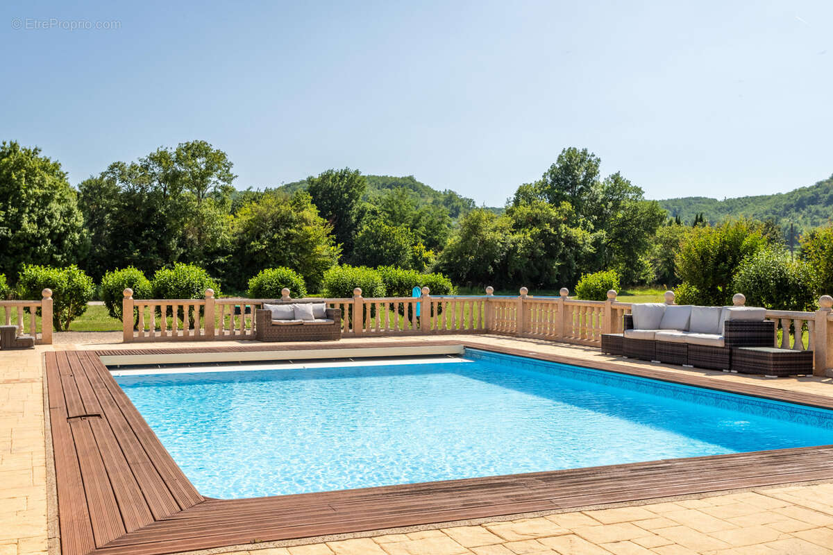 Stunning country property with guest annexes, garaging, pool and land - photo 16