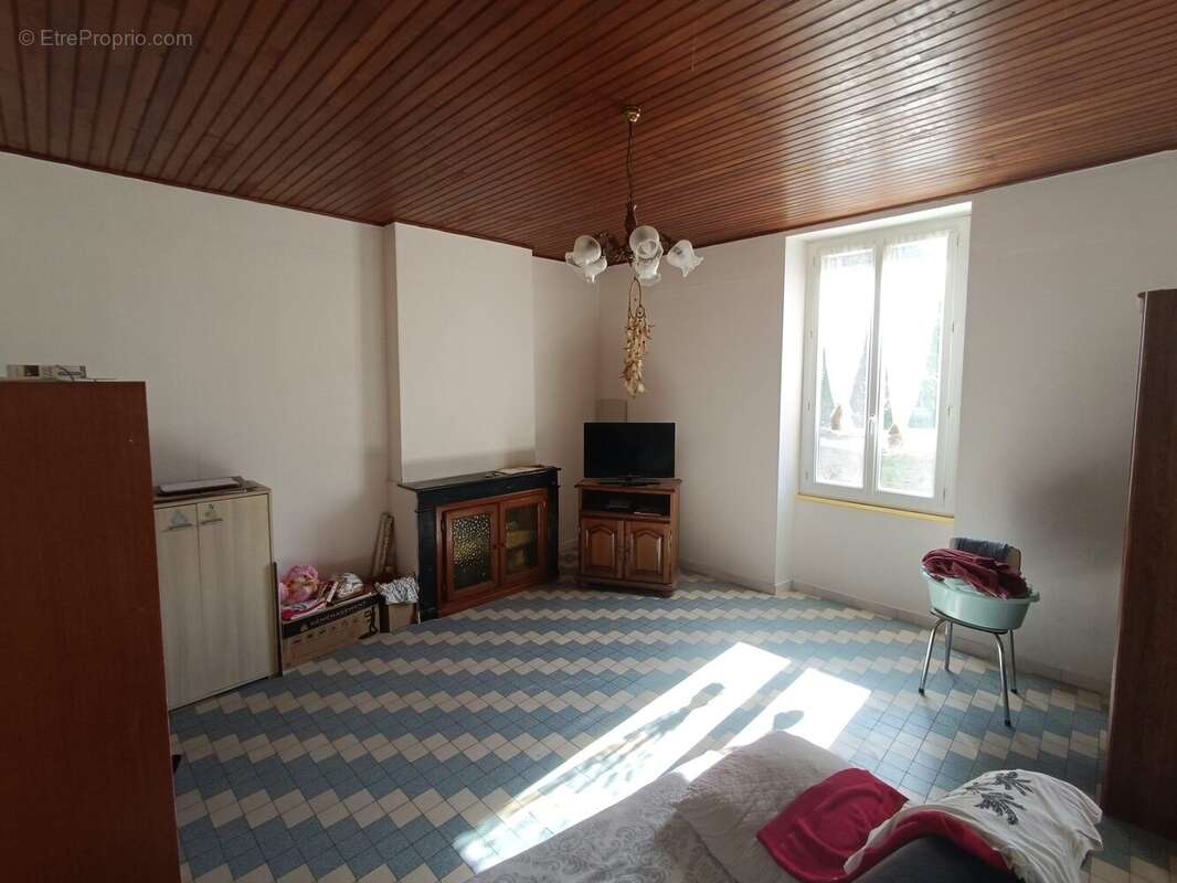 Maison à SAINT-SEURIN-DE-PRATS