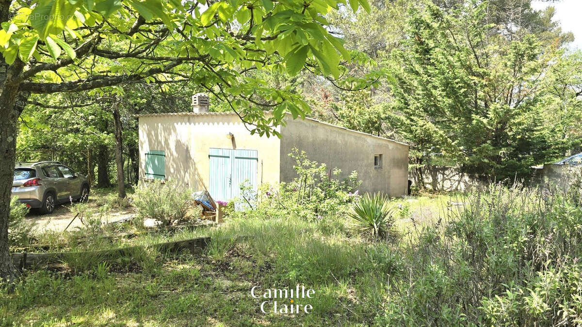 Maison type chalet au calme avec garage sur grand terrain à Mimet. - photo 3