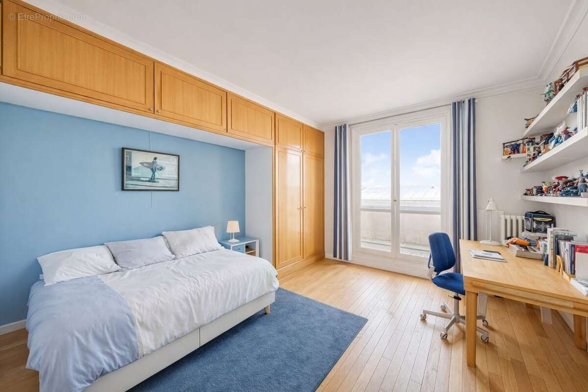 Appartement à PARIS-16E