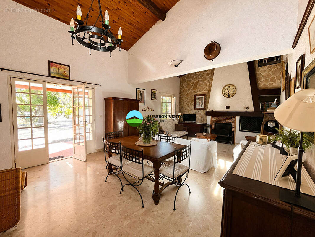 VILLA SAINT DIDIER 182 m² sur 1382 m² de terrain clos et arboré avec piscine - photo 4