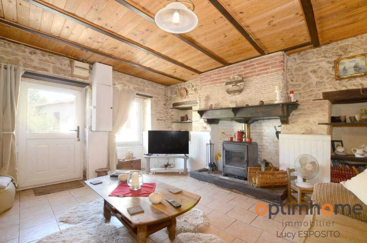  Charmante maison en pierre de 1780 pleine de caractère – Saint-Laurent-de-Céris (16)  - photo 3