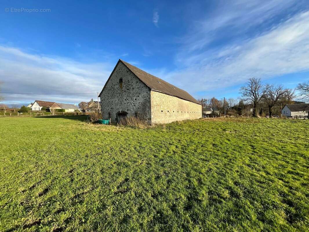Maison 594 m² à Champagnac  - photo 4