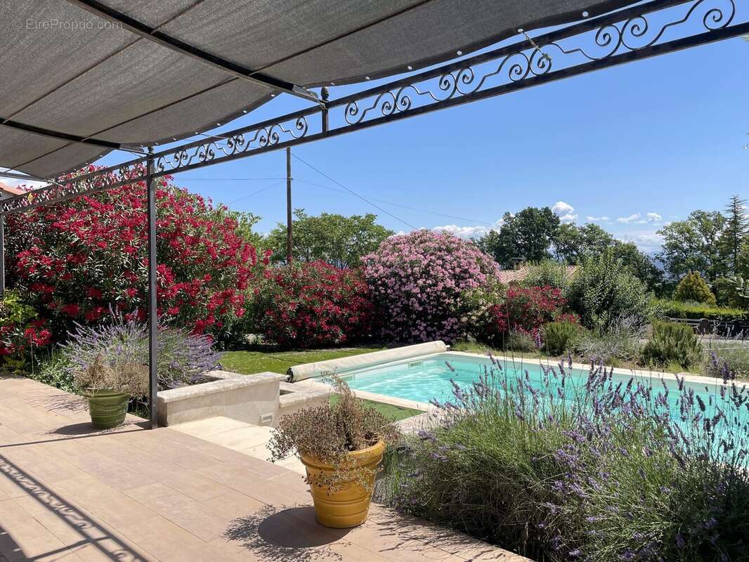 Dickjan POPPEMA d' eXp France vous propose cette magnifique villa avec 5 chambres, grande salon, piscine, grand jardin - Maison à PIERREVERT