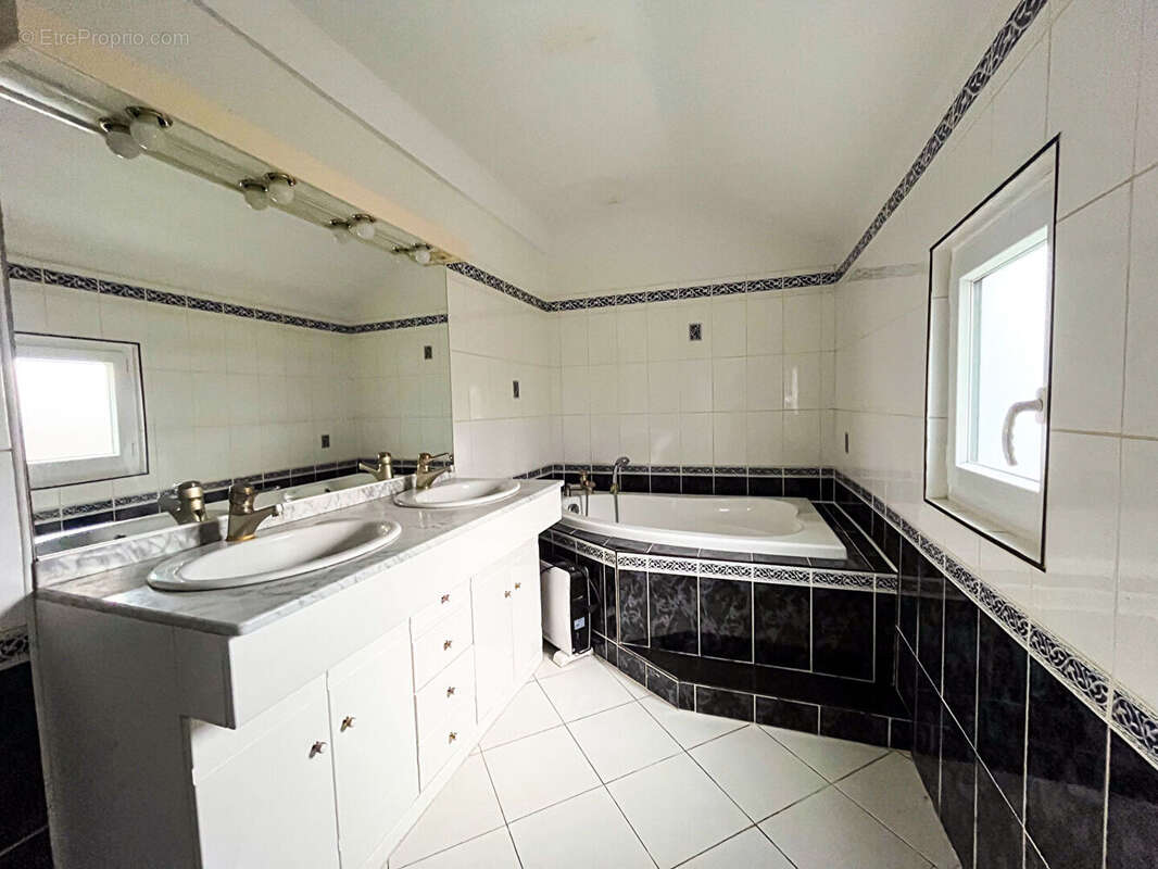 Maison à LA CHAPELLE-DU-BOIS-DES-FAULX