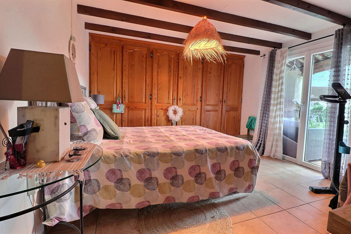 Maison à ROQUEBRUNE-SUR-ARGENS