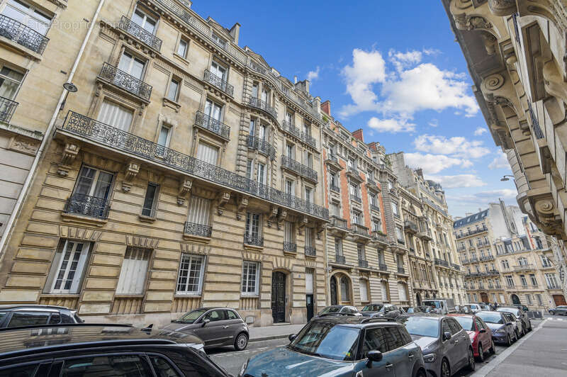 Appartement à PARIS-17E