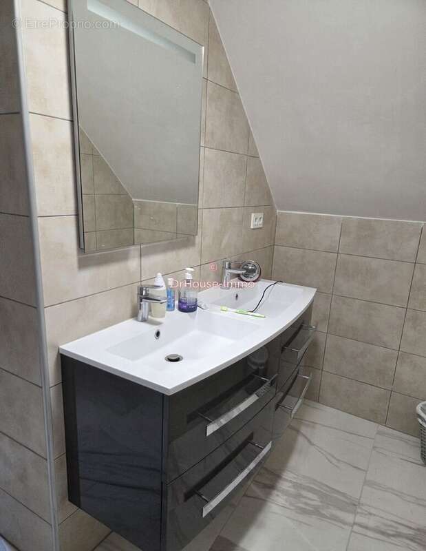 Maison à CREUZIER-LE-VIEUX