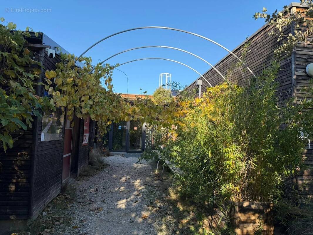 Commerce à PERNES-LES-FONTAINES