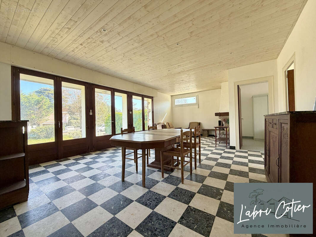 Séjour/salon avec cheminée