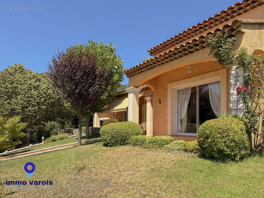 Collobrières   Villa de plain-pied de 142 m2 avec piscine et prestations de qualité - photo 2