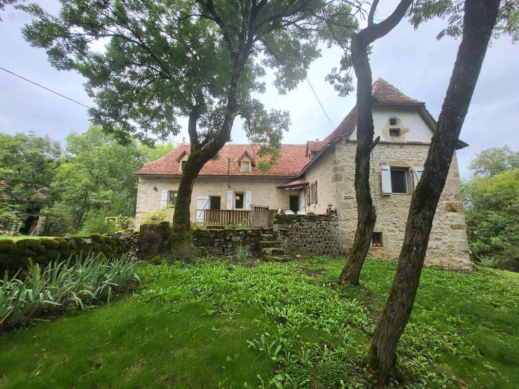 Maison de caractère en pierre - Charme authentique et fort potentiel de rénovation - photo 2
