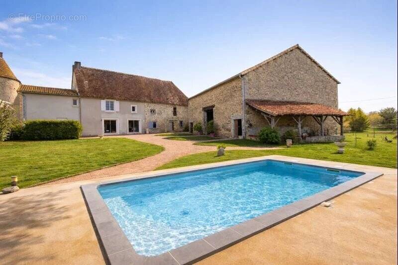 Maison à PIEGUT-PLUVIERS