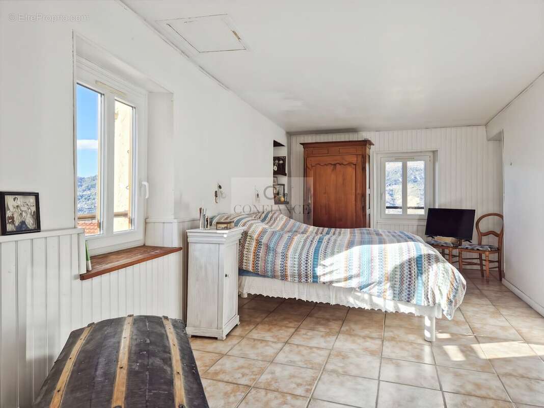 Appartement à CONTES