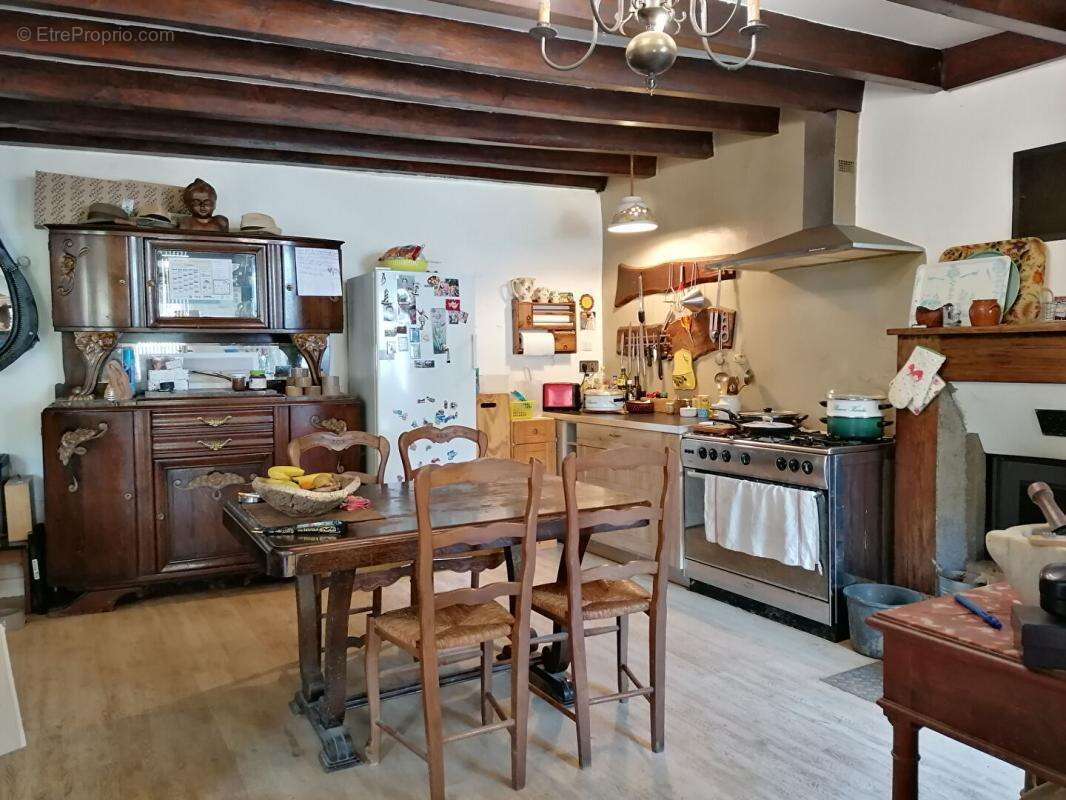 LOYAT  Maison de caractère avec dépendances et fort potentiel - photo 14
