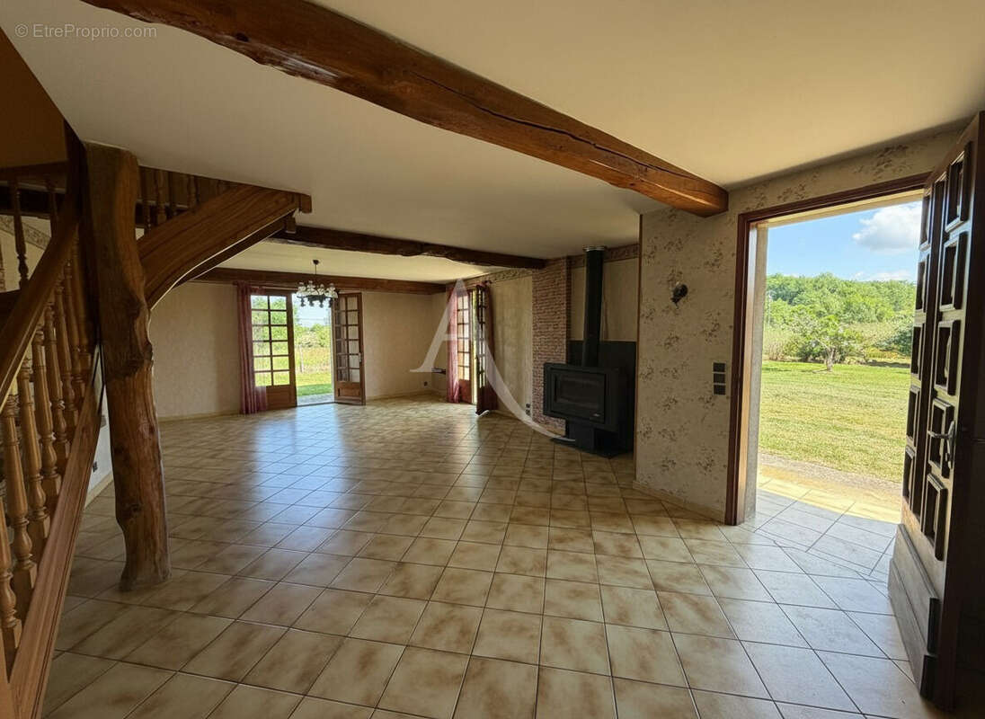 Maison familiale de 135m² avec 5 chambres sur une belle parcelle de près de 7000m² - photo 4