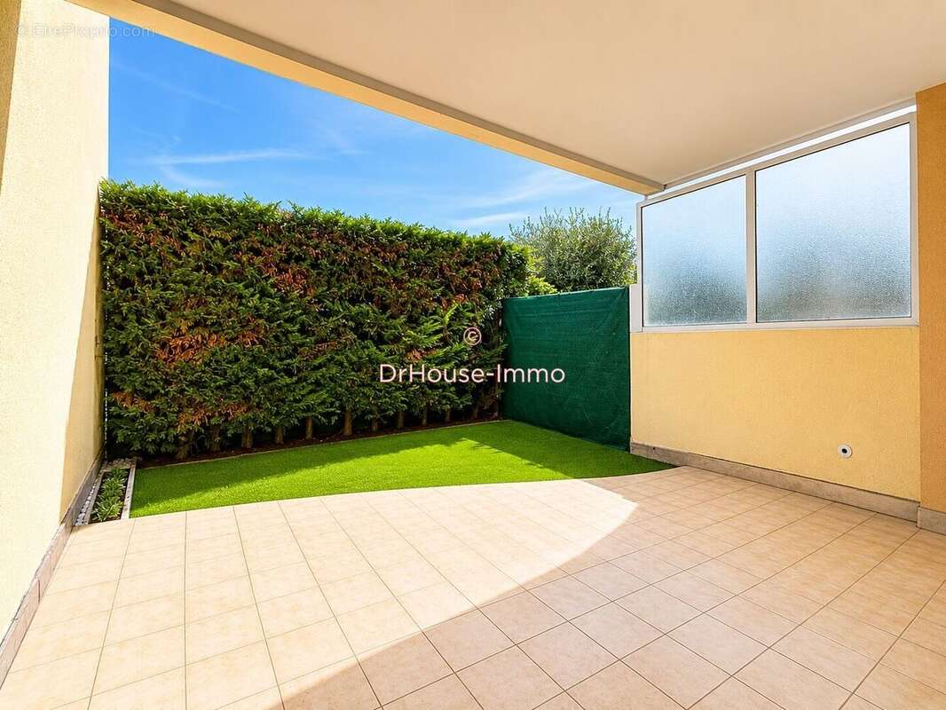 Appartement à SAINT-LAURENT-DU-VAR