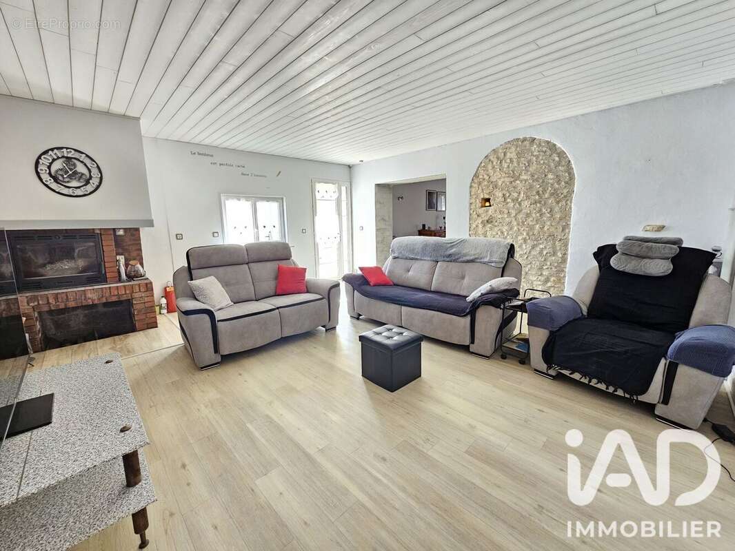 Maison 170 m² à Corme-Ecluse  - photo 4