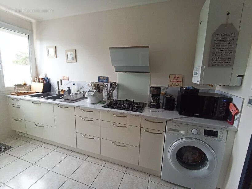     Cuisine aménagée et équipée - Appartement à SAINT-NAZAIRE
