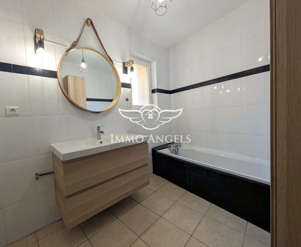 salle de bain - Maison à THEZAN-LES-BEZIERS