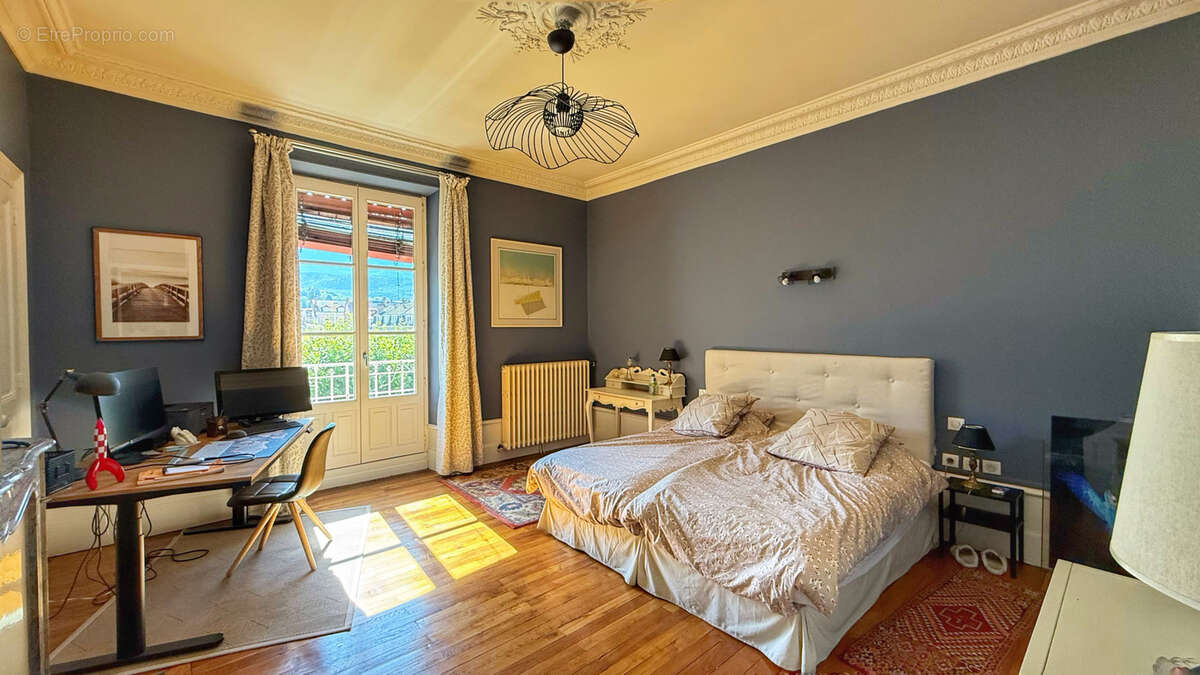 VOIRON - T4 de 117,10 m2 avec balcon, cave et galetas - photo 10