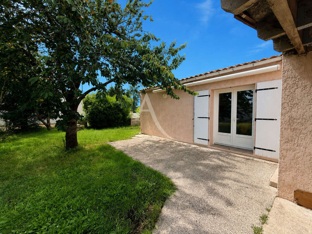 Maison à CHAMPAGNE-LES-MARAIS