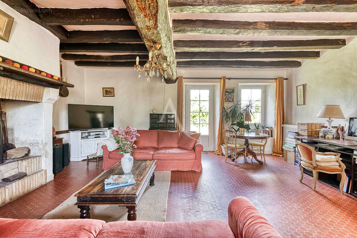Maison de caractère à vendre à La Possonnière, implantée sur un magnifique terrain d'un hectare. - photo 3