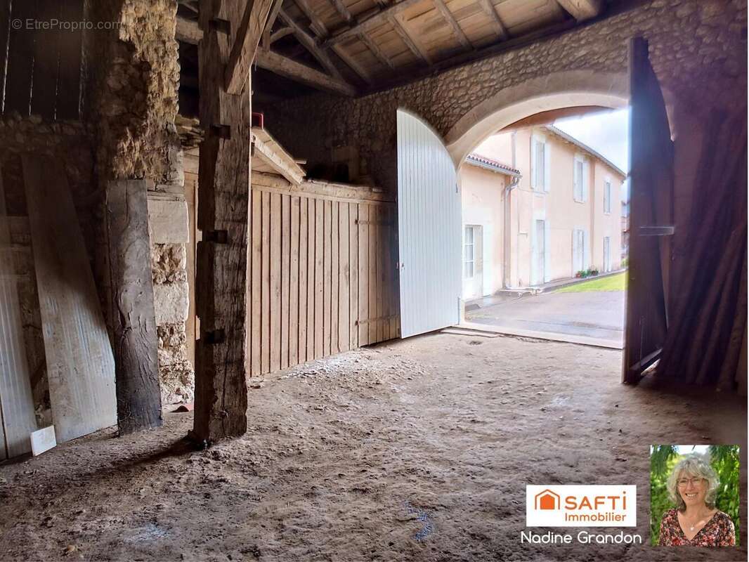 Maison 208 m² à Les Essards  - photo 4