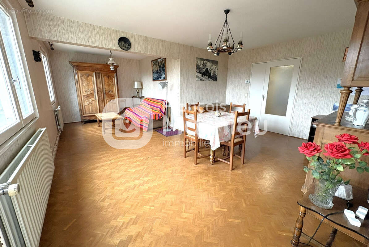 Appartement à PERONNAS