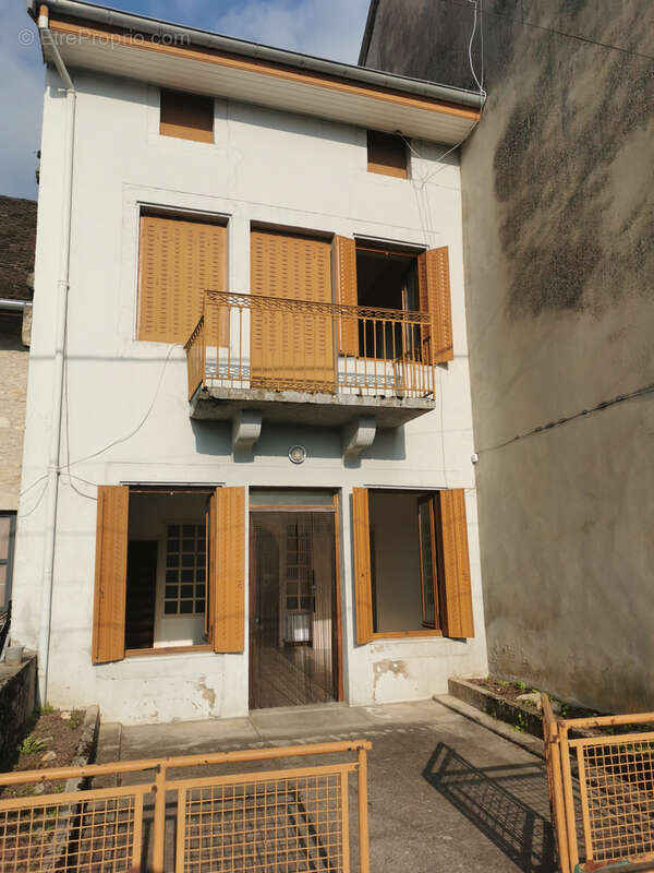 Maison à MONTAGNIEU